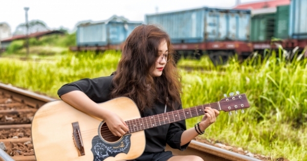 Nữ sinh viên báo chí Huế khiến dân mạng "đốn tim" qua bản cover "Sóng"