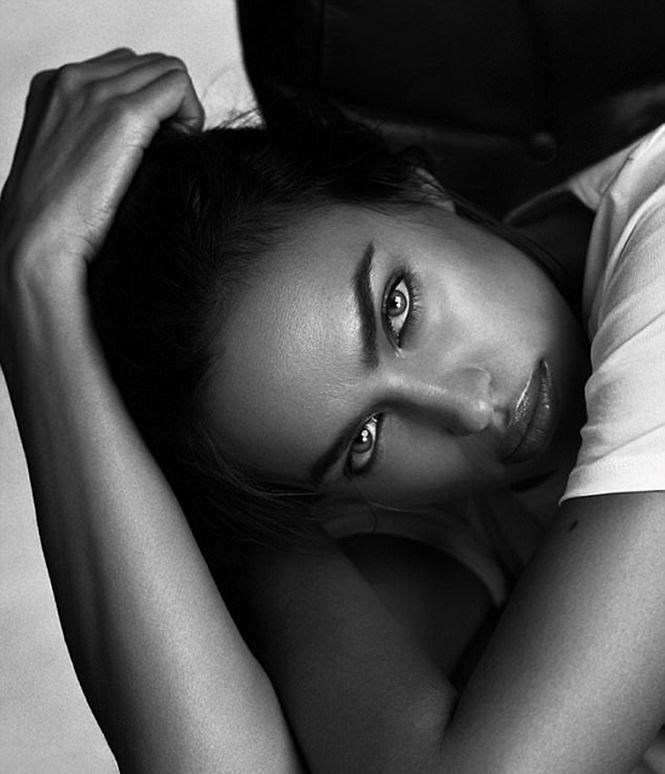 Với Irina Shayk, c&ocirc; lu&ocirc;n quan niệm rằng vẻ đẹp của người phụ nữ tỏa ra từ b&ecirc;n trong. V&igrave; vậy, những bức h&igrave;nh mới của c&ocirc; kh&ocirc;ng ph&ocirc; b&agrave;y qu&aacute; nhiều cơ thể m&agrave; thể hiện sự thoải m&aacute;i, tự tin khi kho&aacute;c l&ecirc;n những bộ đồ ph&ugrave; hợp.