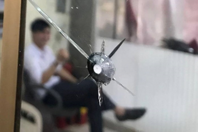 Vết đạn để lại tại hiện trường.