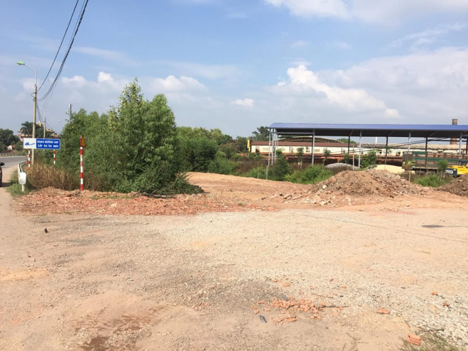 Một khoảng hộ lan d&agrave;i biến mất, một khu đất rộng đ&atilde; được đấu nối v&agrave;o QL1