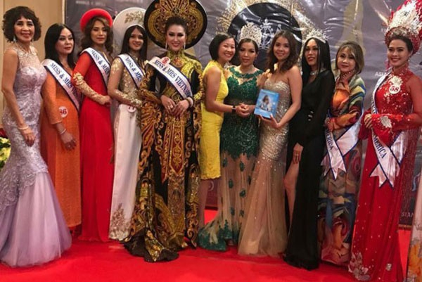 Phi Thanh V&acirc;n nổi bật trong trang phục d&acirc;n tộc.