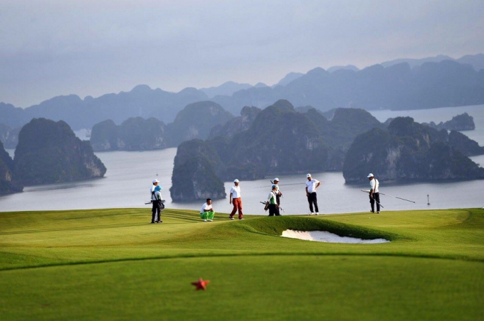 Từ s&acirc;n golf c&oacute; thể nh&igrave;n to&agrave;n cảnh vịnh Hạ Long.