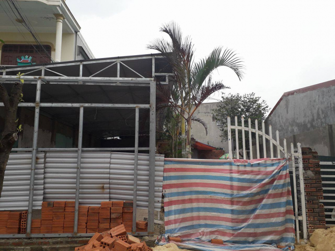 Ph&iacute;a b&ecirc;n ngo&agrave;i đ&atilde; được che chắn k&iacute;n. (Ảnh. Hải Long).