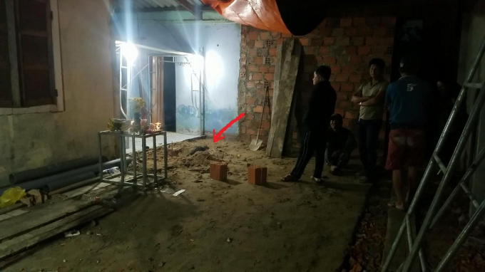 Nơi ph&aacute;t hiện phần thi thể dưới nền nh&agrave;.&nbsp;