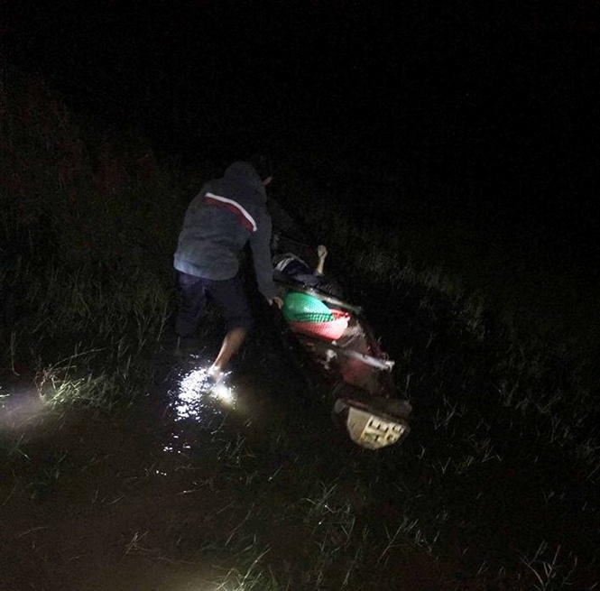 Thi thể &ocirc;ng H. được t&igrave;m thấy c&aacute;ch nơi thuyền lật 30m. (Ảnh. P.H)