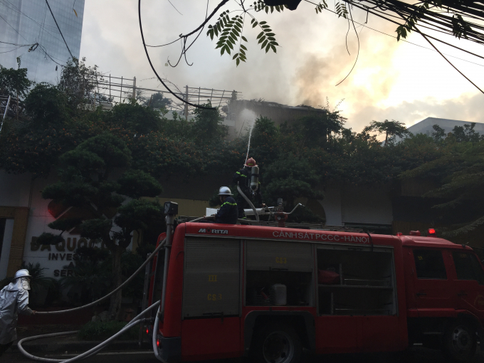 Lực lượng chức năng tham gia dập lửa.