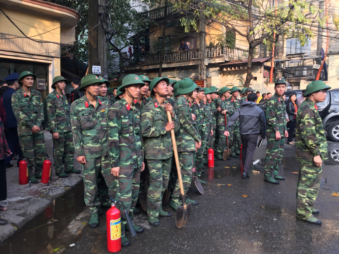 Lực lượng chức năng nhanh ch&oacute;ng c&oacute; mặt ở hiện trường.