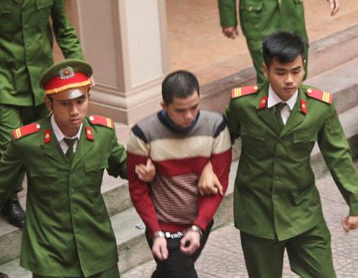 Nguyễn Quốc Dương bị dẫn giải v&agrave;o t&ograve;a. (Ảnh: Zing.vn)