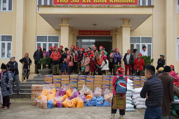 Đại diện c&aacute;c hộ ngh&egrave;o tập trung trước cửa Trụ sở UBND x&atilde; Bản Khoang, để nhận qu&agrave; từ thiện của nh&agrave; Ch&ugrave;a