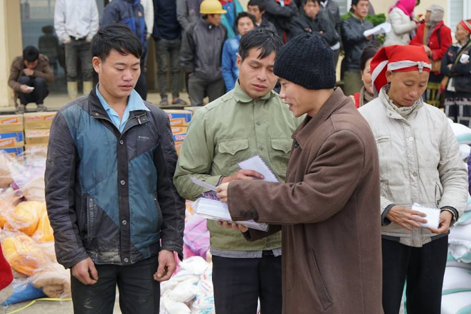 Sư thầy Th&iacute;ch Thanh To&agrave;n đang ph&aacute;t qu&agrave; cho người d&acirc;n hộ ngh&egrave;o thuộc x&atilde; Bản Khoang.