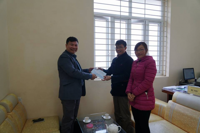 &Ocirc;ng Nguyễn Viết &nbsp;&Aacute;nh - B&iacute; thư Đảng ủy x&atilde; Bản Khoang c&ugrave;ng c&aacute;n bộ văn h&oacute;a x&atilde; nhận qu&agrave; từ ph&oacute;ng vi&ecirc;n Ph&aacute;p luật Plus.