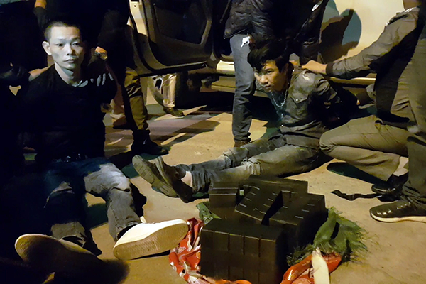 C&aacute;c đối tượng bị bắt c&ugrave;ng tang vật của vụ &aacute;n.