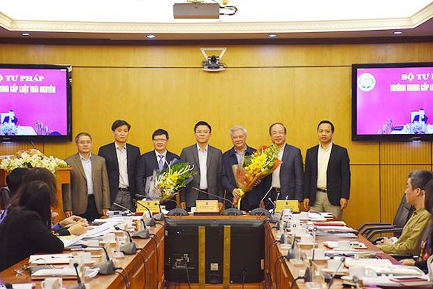 Bộ trưởng L&ecirc; Th&agrave;nh Long trao Quyết định nghỉ hưu cho &ocirc;ng Ho&agrave;ng Sỹ Th&agrave;nh v&agrave; trao Quyết định giao quyền Tổng cục trưởng cho &ocirc;ng Mai Lương Kh&ocirc;i.