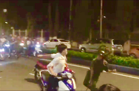 Thiếu t&aacute; c&ocirc;ng t&aacute;c tại Bộ c&ocirc;ng an bị tấn c&ocirc;ng khi đang dừng đ&egrave;n đỏ.( ảnh minh họa).&nbsp;