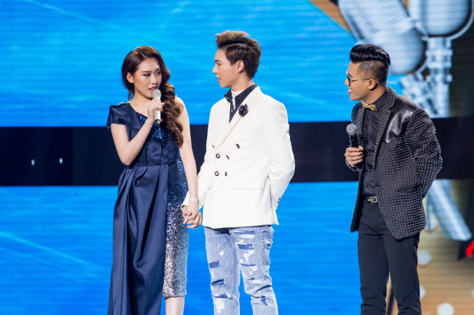 Hoa hậu Ho&agrave;ng Kim đẹp kh&ocirc;ng g&oacute;c chết &ldquo;m&ecirc; hoặc&rdquo; Erik tr&ecirc;n s&acirc;n khấu Cặp đ&ocirc;i ho&agrave;n hảo