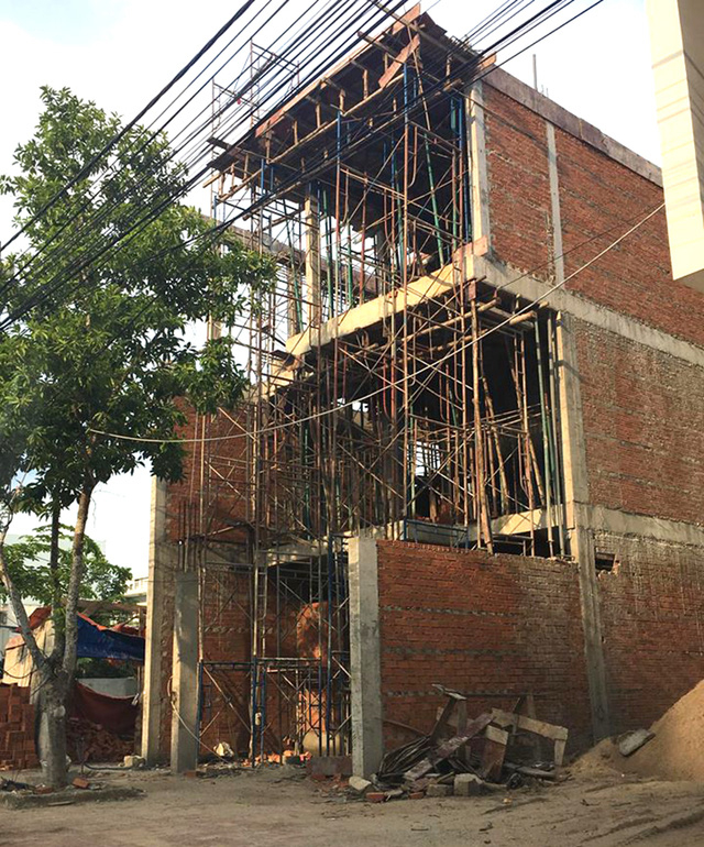 Ban Thường vụ Tỉnh ủy y&ecirc;u cầu Ban Thường vụ Th&agrave;nh ủy B&agrave; Rịa tổ chức ph&ecirc; b&igrave;nh, kiểm điểm r&uacute;t kinh nghiệm với &ocirc;ng Ti&ecirc;n về việc x&acirc;y nh&agrave; trước khi c&oacute; giấy ph&eacute;p x&acirc;y dựng.