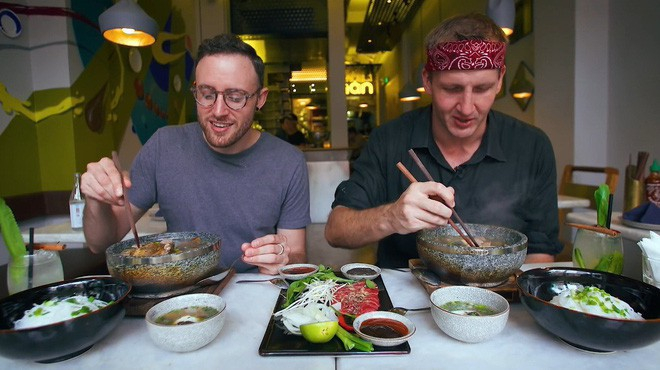 2 m&oacute;n phở đang khiến cộng đồng ẩm thực S&agrave;i G&ograve;n s&ocirc;i sục: T&ocirc; ngập thịt b&ograve; gi&aacute; 2,3 triệu, t&ocirc; sang chảnh với nguy&ecirc;n ch&uacute; t&ocirc;m h&ugrave;m