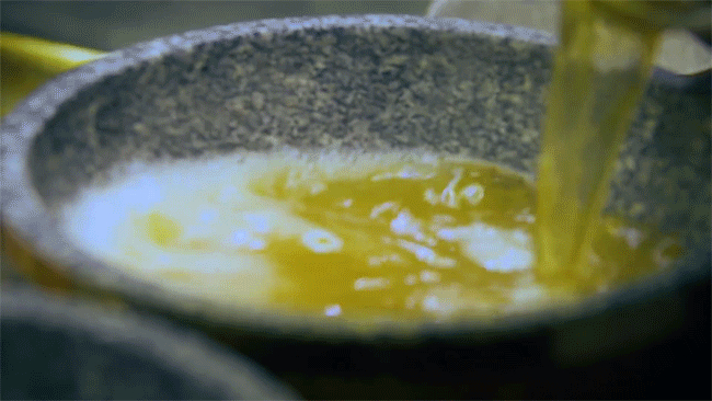 2 m&oacute;n phở đang khiến cộng đồng ẩm thực S&agrave;i G&ograve;n s&ocirc;i sục: T&ocirc; ngập thịt b&ograve; gi&aacute; 2,3 triệu, t&ocirc; sang chảnh với nguy&ecirc;n ch&uacute; t&ocirc;m h&ugrave;m