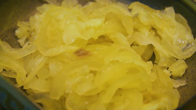 2 m&oacute;n phở đang khiến cộng đồng ẩm thực S&agrave;i G&ograve;n s&ocirc;i sục: T&ocirc; ngập thịt b&ograve; gi&aacute; 2,3 triệu, t&ocirc; sang chảnh với nguy&ecirc;n ch&uacute; t&ocirc;m h&ugrave;m