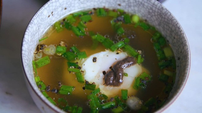 2 m&oacute;n phở đang khiến cộng đồng ẩm thực S&agrave;i G&ograve;n s&ocirc;i sục: T&ocirc; ngập thịt b&ograve; gi&aacute; 2,3 triệu, t&ocirc; sang chảnh với nguy&ecirc;n ch&uacute; t&ocirc;m h&ugrave;m