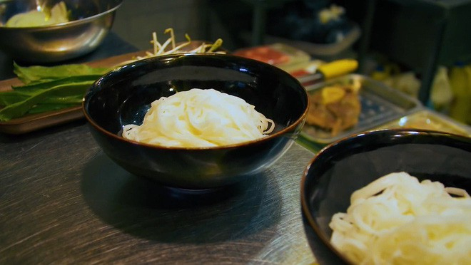 2 m&oacute;n phở đang khiến cộng đồng ẩm thực S&agrave;i G&ograve;n s&ocirc;i sục: T&ocirc; ngập thịt b&ograve; gi&aacute; 2,3 triệu, t&ocirc; sang chảnh với nguy&ecirc;n ch&uacute; t&ocirc;m h&ugrave;m