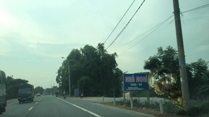 Nhiều hộ lan biến mất, một con đường bất thường mọc ra.