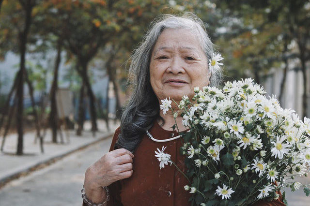 ... v&agrave; b&agrave; L&ecirc; Thị Thịnh (80 tuổi)