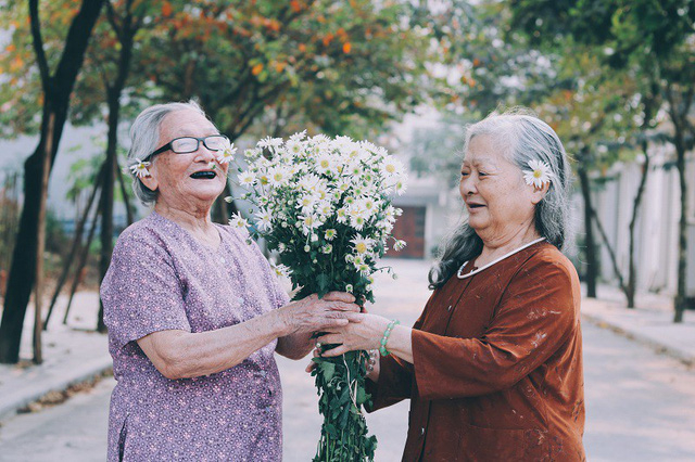 Đ&ocirc;i bạn gi&agrave; c&oacute; điểm chung l&agrave; rất th&iacute;ch chụp ảnh v&agrave; in ảnh ra để ngắm.