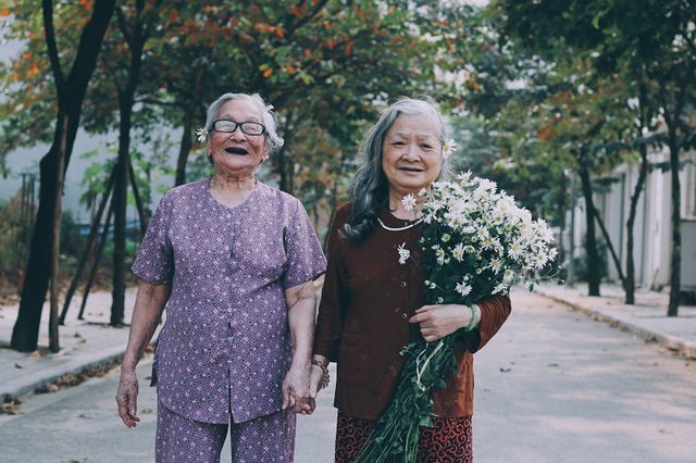 Bộ ảnh đ&ocirc;i bạn gi&agrave; 80 tuổi b&ecirc;n c&uacute;c họa mi g&acirc;y x&uacute;c động d&acirc;n mạng