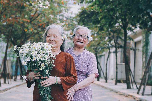 Bộ ảnh đ&ocirc;i bạn gi&agrave; 80 tuổi b&ecirc;n c&uacute;c họa mi g&acirc;y x&uacute;c động d&acirc;n mạng