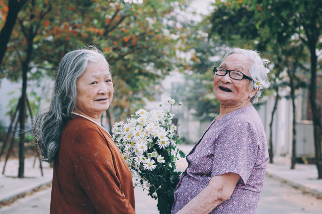 Bộ ảnh đ&ocirc;i bạn gi&agrave; 80 tuổi b&ecirc;n c&uacute;c họa mi g&acirc;y x&uacute;c động d&acirc;n mạng