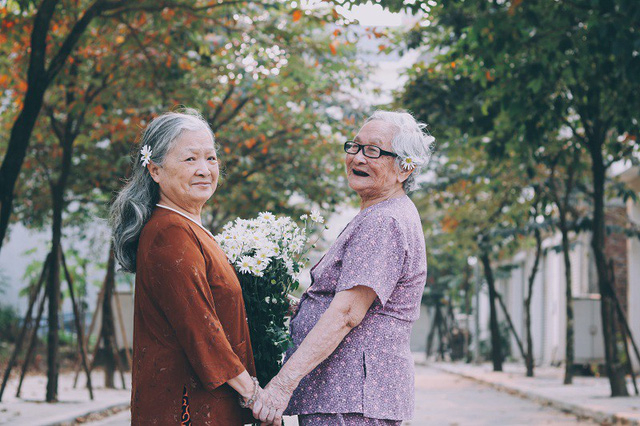 Bộ ảnh đ&ocirc;i bạn gi&agrave; 80 tuổi b&ecirc;n c&uacute;c họa mi g&acirc;y x&uacute;c động d&acirc;n mạng