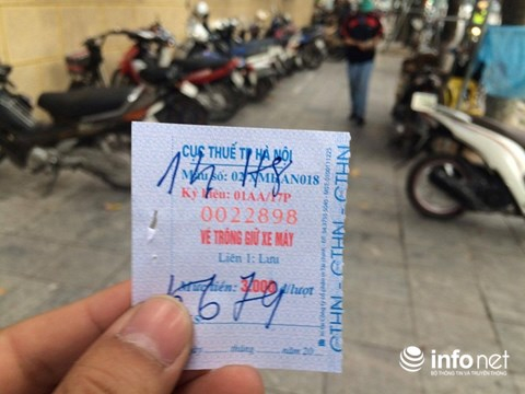 Mặc d&ugrave; gi&aacute; v&eacute; ni&ecirc;m yết l&agrave; 3.000 đồng/lượt đối với xe m&aacute;y nhưng c&aacute;c b&atilde;i tr&ocirc;ng giữ xe đều thu vượt ph&iacute; từ 5.000 đồng đến 10.000 đồng/lượt.