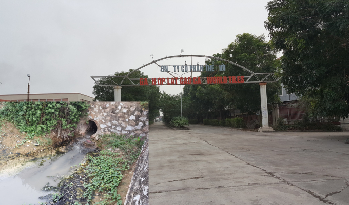 C&ocirc;ng ty Cổ phần Thế Giới bị người d&acirc;n th&ocirc;n Kỹ Sơn &ldquo;tố&rdquo; g&acirc;y &ocirc; nhiễm m&ocirc;i trường.