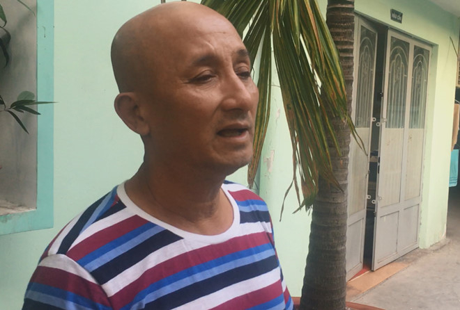 Người đ&agrave;n &ocirc;ng dọa d&ugrave;ng s&uacute;ng bắn &ocirc;ng Đo&agrave;n Ngọc Hải. (Ảnh: Thuận L&acirc;m).