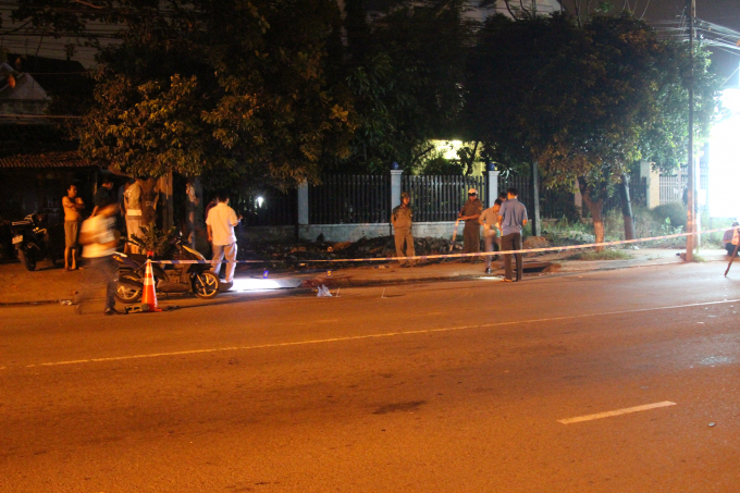 Hiện trường nơi người phụ nữ bị ch&eacute;m gục tại chỗ.