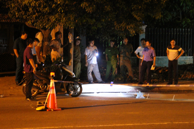 Cơ quan chức năng kh&aacute;m nghiệm hiện trường.