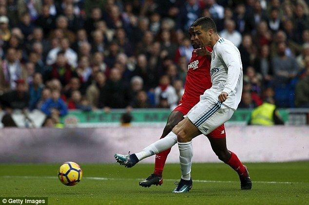 Real Madrid chơi tr&ecirc;n cơ ho&agrave;n to&agrave;n trước Sevilla.