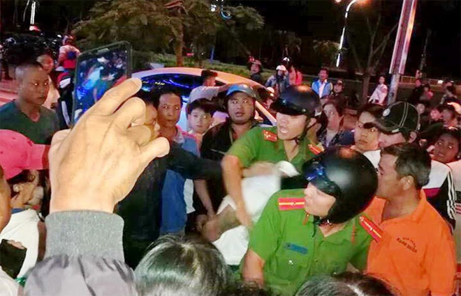 Người d&acirc;n v&acirc;y bắt đối tượng giao cho c&ocirc;ng an ( Ảnh do người d&acirc;n chứng kiến cung cấp).