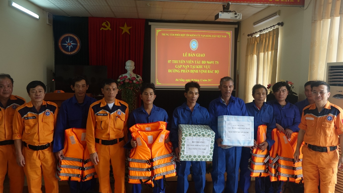 Tại lễ b&agrave;n giao người bị nạn, L&atilde;nh đạo Trung t&acirc;m 2 chuyển lời&nbsp;động vi&ecirc;n của L&atilde;nh đạo Bộ GTVT, Cục H&agrave;ng hải Việt Nam tới thuyền vi&ecirc;n được cứu. V&agrave;&nbsp;nhắc nhở thuyền vi&ecirc;n t&agrave;u BĐ 96691 TS n&oacute;i ri&ecirc;ng v&agrave; ngư d&acirc;n n&oacute;i chung cần chuẩn bị đầy&nbsp;đủ, đảm bảo cho những chuyến đi biển an to&agrave;n.