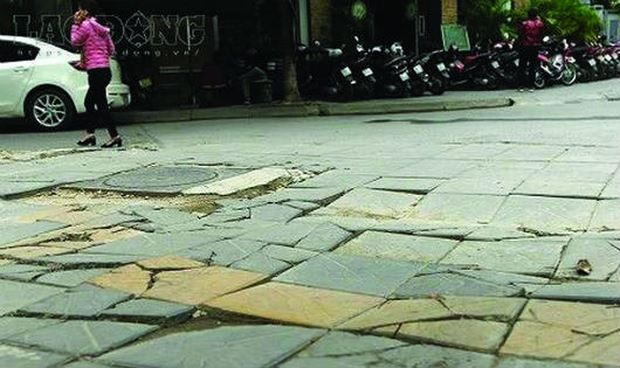 Vỉa h&egrave; H&agrave; Nội bị nứt vỡ sau gần một năm l&aacute;t đ&aacute; tự nhi&ecirc;n c&oacute; độ bền 70 năm.
