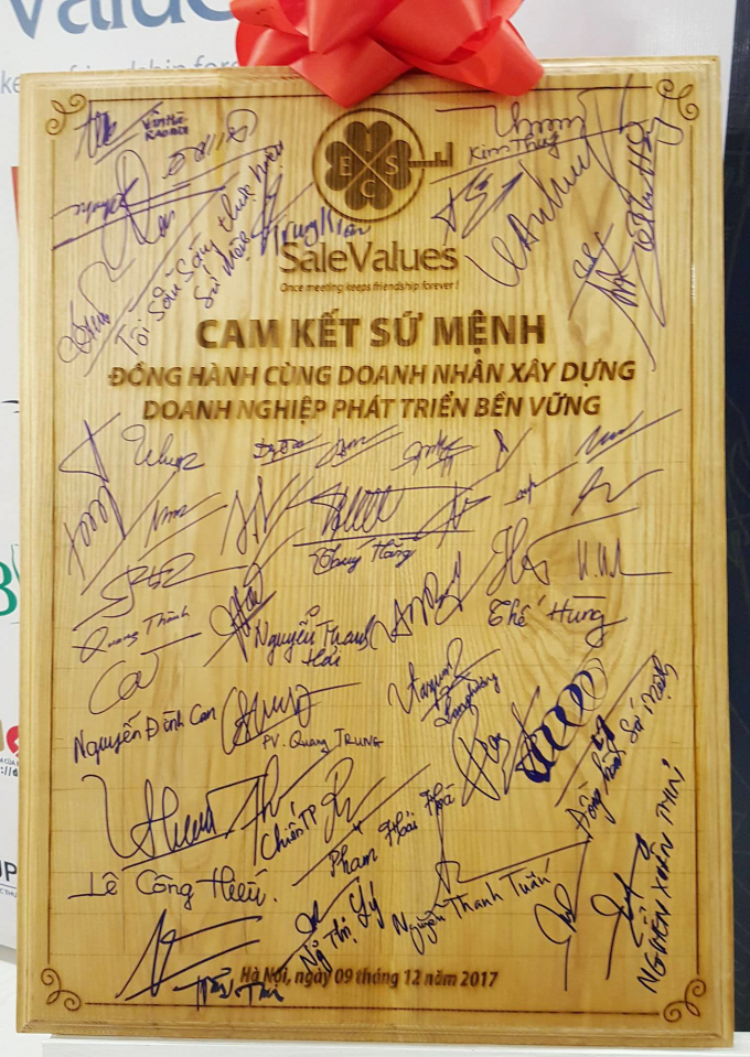 Bảng k&yacute; kết ghi nhớ hợp t&aacute;c của đại diện c&aacute;c doanh nghiệp, cam kết đồng h&agrave;nh c&ugrave;ng doanh nghiệp ph&aacute;t triển bền vững.