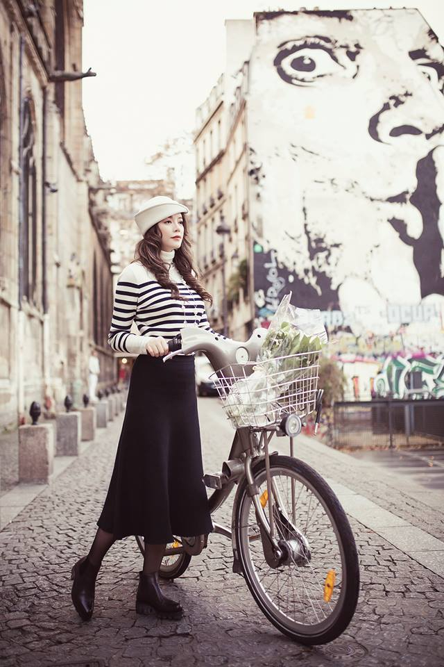 Trong h&igrave;nh ảnh n&agrave;y, L&yacute; Nh&atilde; Kỳ thay v&igrave; diện bộ đầm kiểu d&aacute;ng c&ocirc;ng ch&uacute;a ki&ecirc;u sa th&igrave; c&ocirc; ăn mặc giản dị, thanh lịch theo xu hướng cổ điển khoe v&oacute;c d&aacute;ng y&ecirc;u kiều.