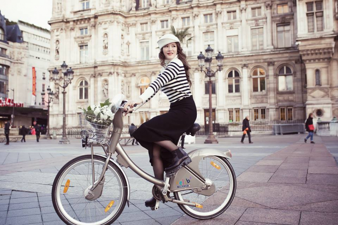 Người đẹp nổi bật tr&ecirc;n đường phố Paris với c&aacute;ch tạo d&aacute;ng trẻ trung, xinh đẹp kh&ocirc;ng thua k&eacute;m những g&aacute;i tuổi 18, đ&ocirc;i mươi.