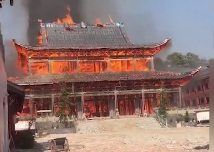 Điện ch&iacute;nh cũng bị ch&aacute;y rụi.