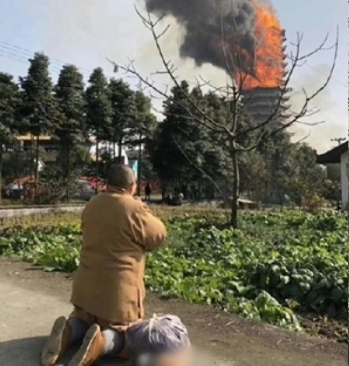 Th&aacute;p cổ bằng gỗ cao nhất ch&acirc;u &Aacute; bị thi&ecirc;u rụi