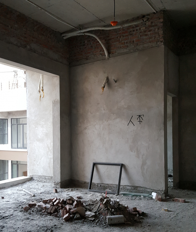 Một số c&ocirc;ng nh&acirc;n cũng đang ho&agrave;n thiện c&ocirc;ng tr&igrave;nh tr&ecirc;n tầng 34 của T&ograve;a nh&agrave;, c&oacute; nhiều vật liệu, vật dụng c&ugrave;ng gi&aacute; đỡ để ngổn ngang. (Ảnh chụp s&aacute;ng 7/12).