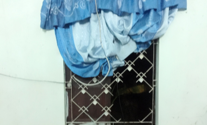 Cửa sắt bị cắt một lỗ lớn.