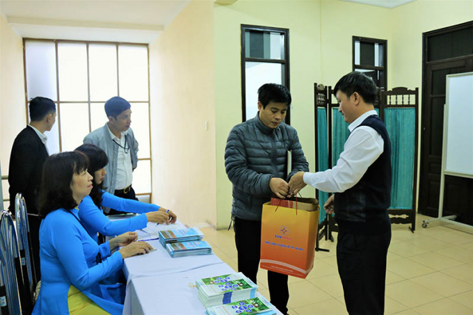 C&ocirc;ng ty Điện lực Đống Đa trao qu&agrave; cho kh&aacute;ch h&agrave;ng trong th&aacute;ng tri &acirc;n kh&aacute;ch h&agrave;ng năm 2017