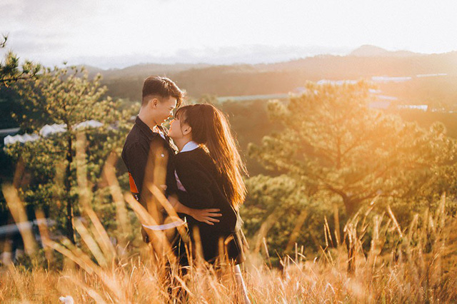 Sau đ&oacute; họ kết bạn nhưng tuyệt nhi&ecirc;n kh&ocirc;ng hề n&oacute;i chuyện, hỏi han nhau. M&atilde;i một th&aacute;ng sau v&agrave;o dịp sinh nhật của Văn T&ugrave;ng th&igrave; Đoan Trang gửi lời ch&uacute;c mừng sinh nhật anh v&agrave; cả hai bắt đầu chuyện tr&ograve; từ đ&oacute;.